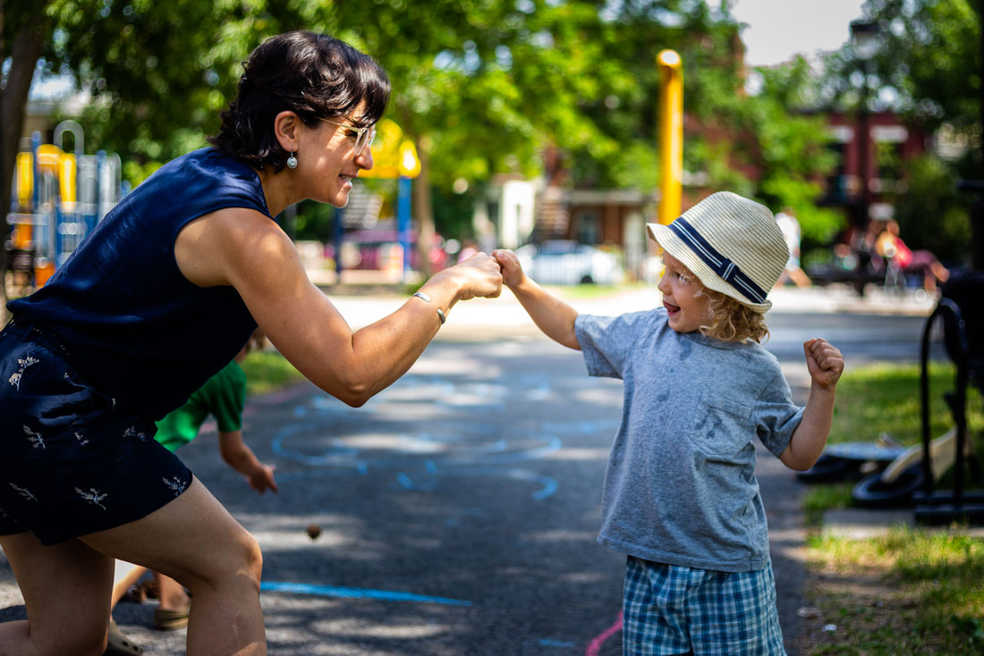 me-re-enfant-poigne-e-de-main-secre-te-secret-handshake-mother-kid-parc-park-petite-patrie-anoukgphotos-photographe-montreal-famille_orig