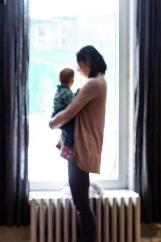 me-re-et-be-be-devant-la-fene-tre-flou-intentionel-anoukgphotos-photographe-montreal-famille_orig