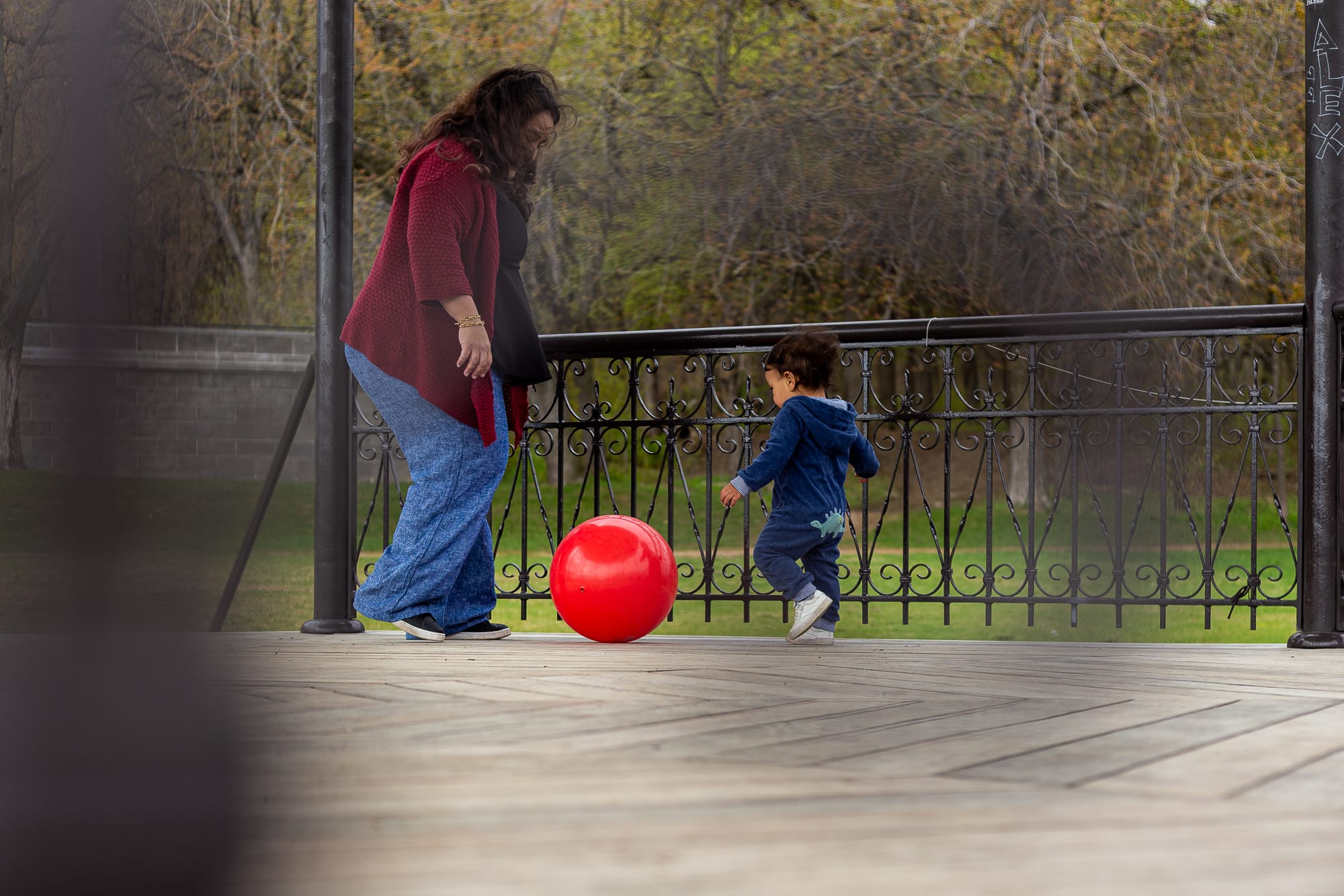 Mère et bambin jouent au balon, Mont-Royal, famille d'origine Égiptienne