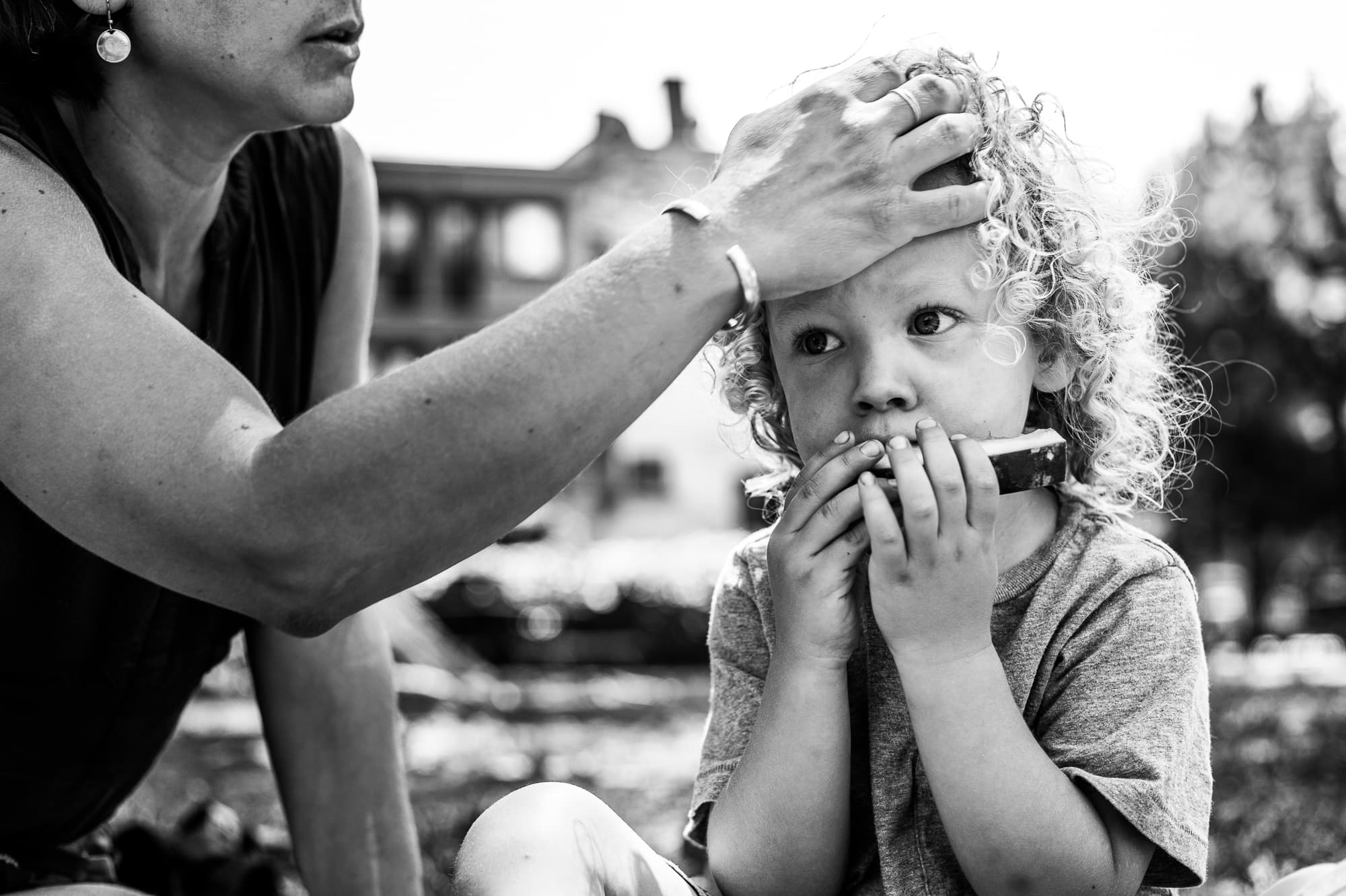 Photo_famille_parc_Rosemont_mère_passe_main_cheveux_fils-AnoukGPhotos-Photographe-Sherbrooke-Famille