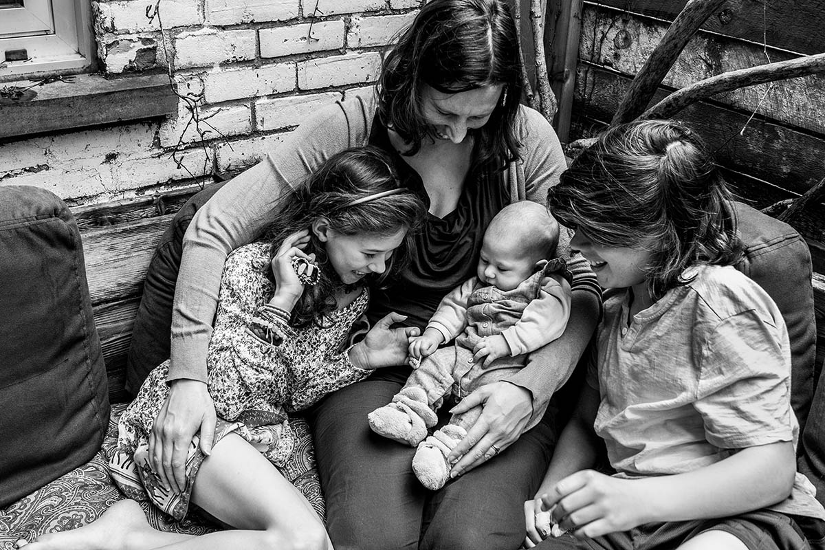 Autoportrait avec nouveau bébé Mère, 2 enfants plus vieux et nouveau bébé