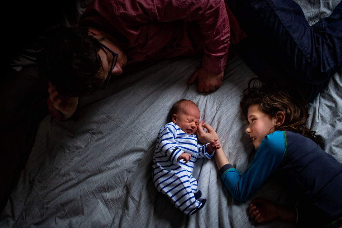 pere-regarde-fille-et-be-be-couche-s-anoukgphotos-photographe-montreal-famille_orig Père regardant sa grande fille et son nouveau-né